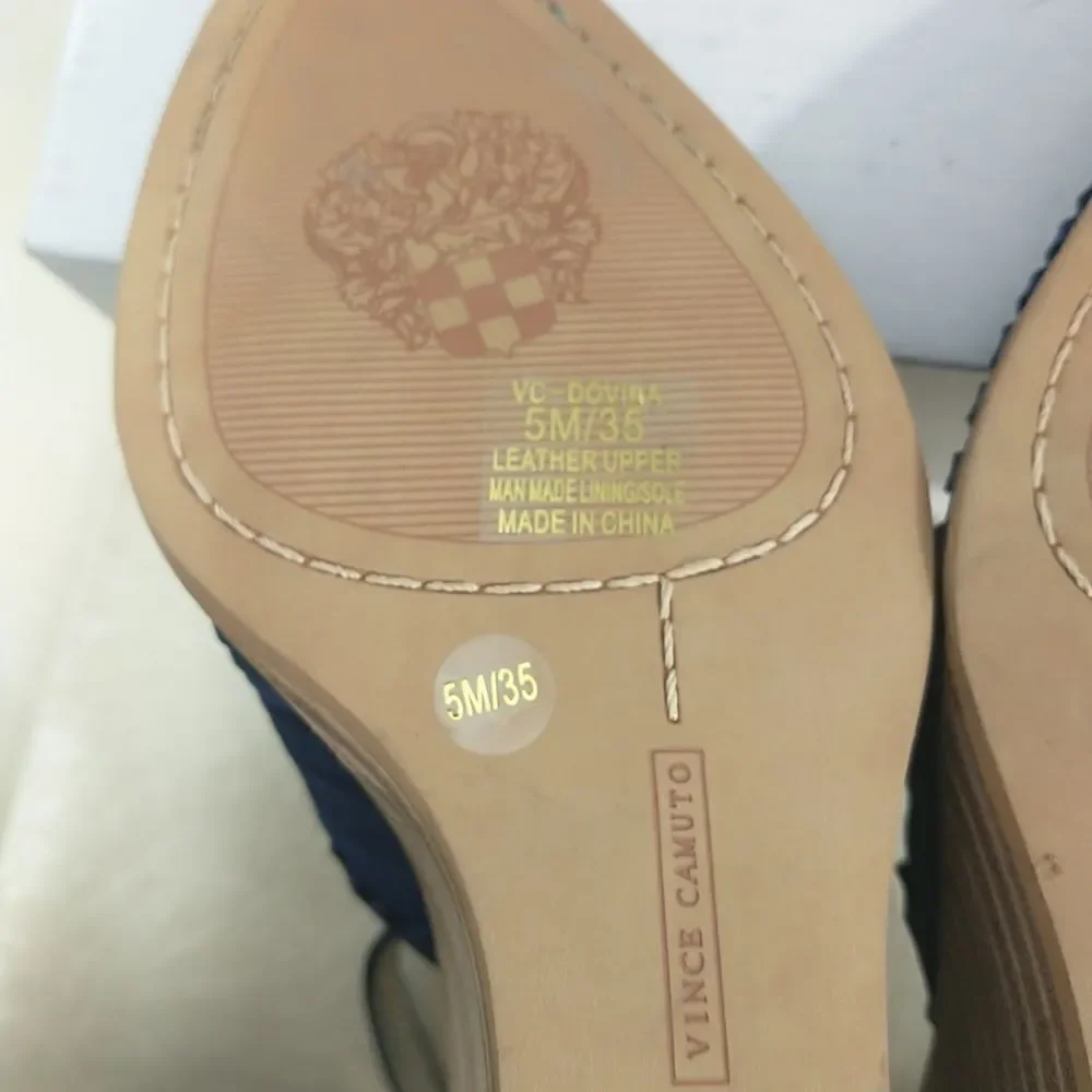 Vince Camuto Dovina Heels Woman's SZ 5M Blue . Condition is Pre-owned